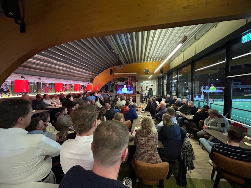 BCExcelsior31's tweet photo. Afgelopen dinsdagavond organiseerden wij een lezing in samenwerking met businessclub Bij de tijd. 
De lezing werd verzorgt door RTV oost presentator Bert van Losser en eredivisie scheidsrechter Bas Nijhuis.

Lees meer op onze website: https://t.co/99UwKSrZcK https://t.co/WSV5UFf2DH
