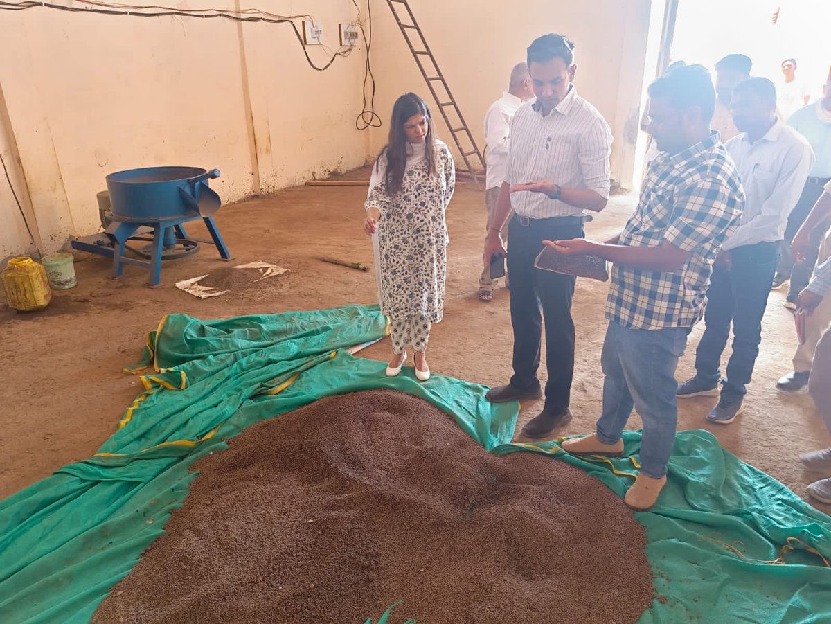 CeozpRewa's tweet photo. मुख्यकार्यपालन अधिकारी जिला पंचायत रीवा द्वारा पूर्वा गौशाला, ग्राम पंचायत कुम्हरा जुड़वानी, चौरा का #भृमण। https://t.co/Aaptbla58f https://t.co/65sPoe2b1G