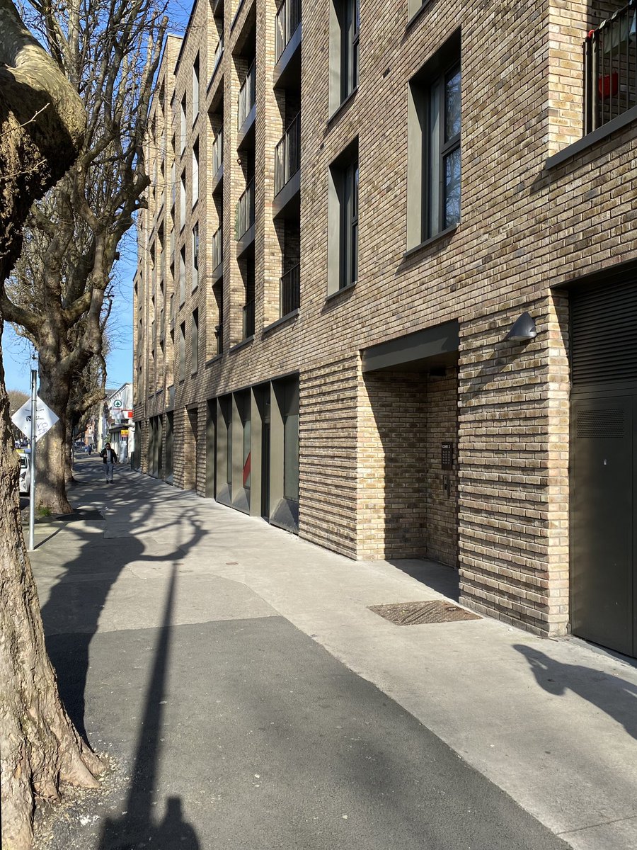 Tucked behind the great London plane trees of the North Circular Road is arguably the best-finished apartment building erected in Dublin city centre in the past decade. The Schoolyard development of 61 apartments was built by I-RES as an extension of its existing Baker’s Yard 🧵