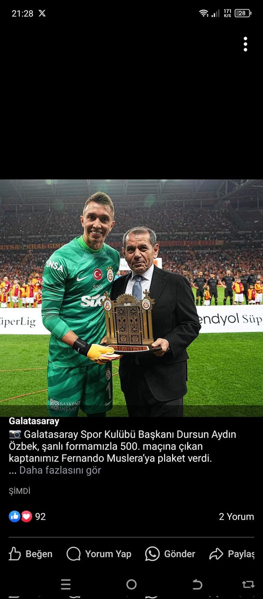📸 Galatasaray Spor Kulübü Başkanı Dursun Aydın Özbek, şanlı formamızla 500. maçına çıkan kaptanımız Fernando Muslera’ya plaket verdi. #GSvHTY