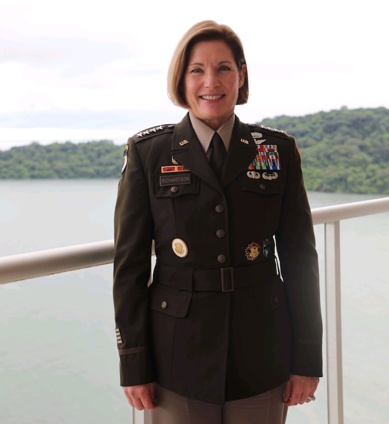 Razieldenys's tweet photo. Generala Laura Richardson do Comando Sul à caminho de Nárnia objetivando dar um ULTIMATO aos militares e ao desgoverno no geral. Ou a CORJA cai fora. Ou cairá, ao método deles 🇧🇷 🤝 🇺🇲 #timerelease https://t.co/cegcOWZyJ6