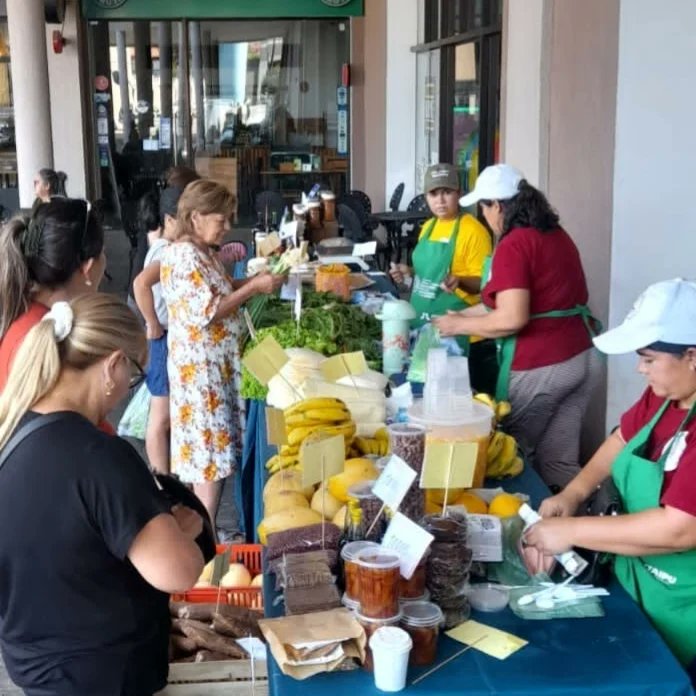 Paseo 1.811 de Fernando de la Mora. Feria del @magparaguay con participación de productoras asistidas por el CDA Central #LoNuestroPrimero #GobiernoDelParaguay @CarlosGimnezGo1 @SantiPenap 🇵🇾🇵🇾🇵🇾