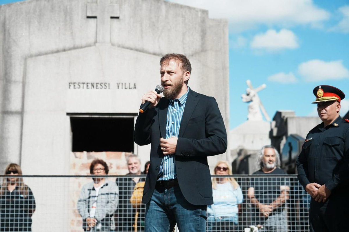 fotermin's tweet photo. ❤️🇦🇷 Muchas veces el 2 de abril vine al panteón de los caídos del Cementerio de Lomas como amigo y compañero. Hoy vengo como intendente de Lomas en representación de la comunidad a rendirles honor, respeto y gratitud a nuestros héroes de Malvinas y sus familias. https://t.co/q7AACAbACv