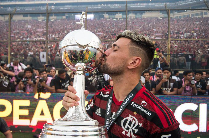 arrascaetista's tweet photo. Estadísticas de Giorgian de Arrascaeta en las 8 ediciones que disputó de la Copa Libertadores:

⚔️77 partidos jugados
⚽️14 goles
🅰️21 asistencias
🏆2 títulos de Campeón

Vuelve el 🔟de América a una copa que conoce bien. https://t.co/j1tqJCWA0M