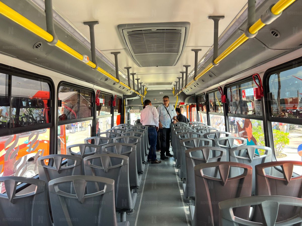 novedadesqroo's tweet photo. 🔴#AHORA | Así lucen por fuera y dentro los nuevos autobuses de transporte público que cubrirán la ruta de la Zona Hotelera de Cancún.

Hoy comenzarán a recorrer la ciudad, en sus respetivos tramos.

[📸: José Aldair]. https://t.co/mbIEQKKUkC