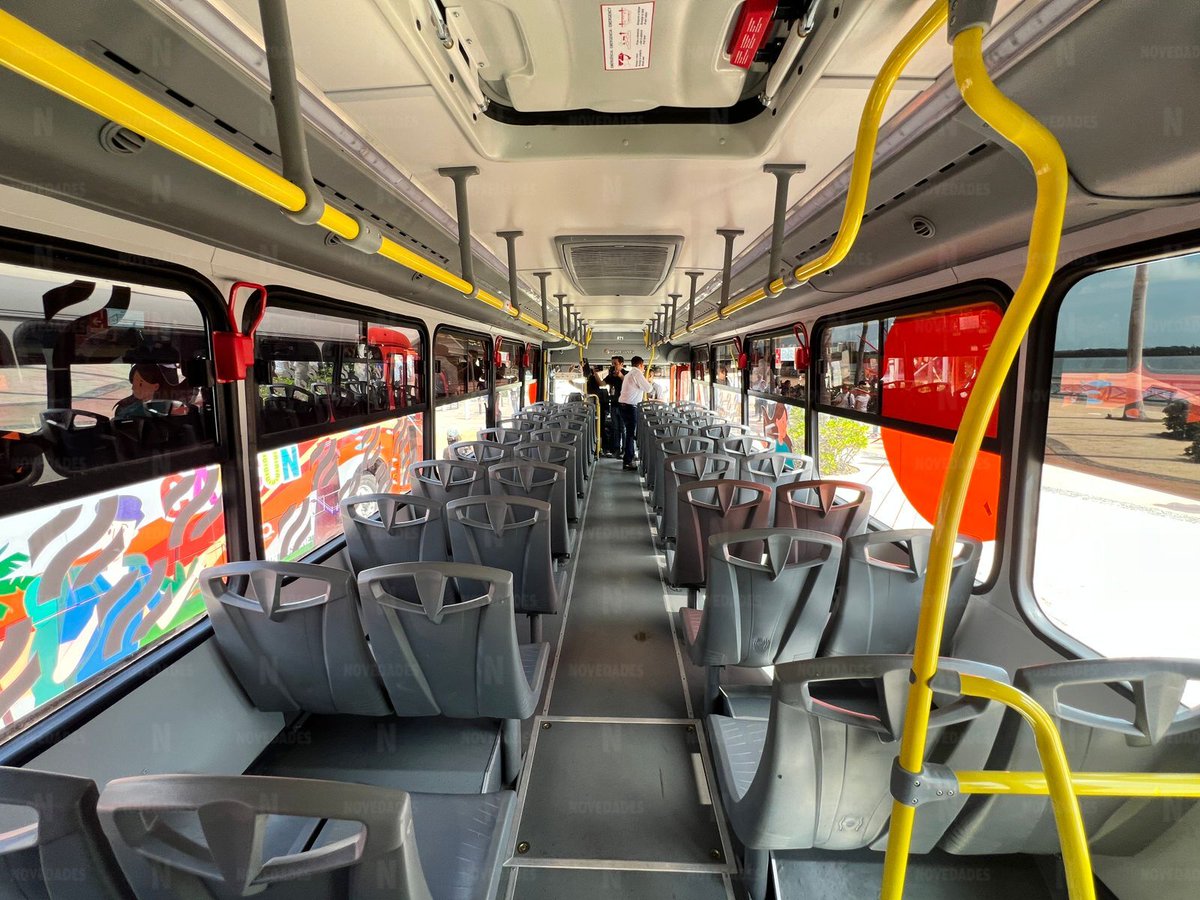 novedadesqroo's tweet photo. 🔴#AHORA | Así lucen por fuera y dentro los nuevos autobuses de transporte público que cubrirán la ruta de la Zona Hotelera de Cancún.

Hoy comenzarán a recorrer la ciudad, en sus respetivos tramos.

[📸: José Aldair]. https://t.co/mbIEQKKUkC