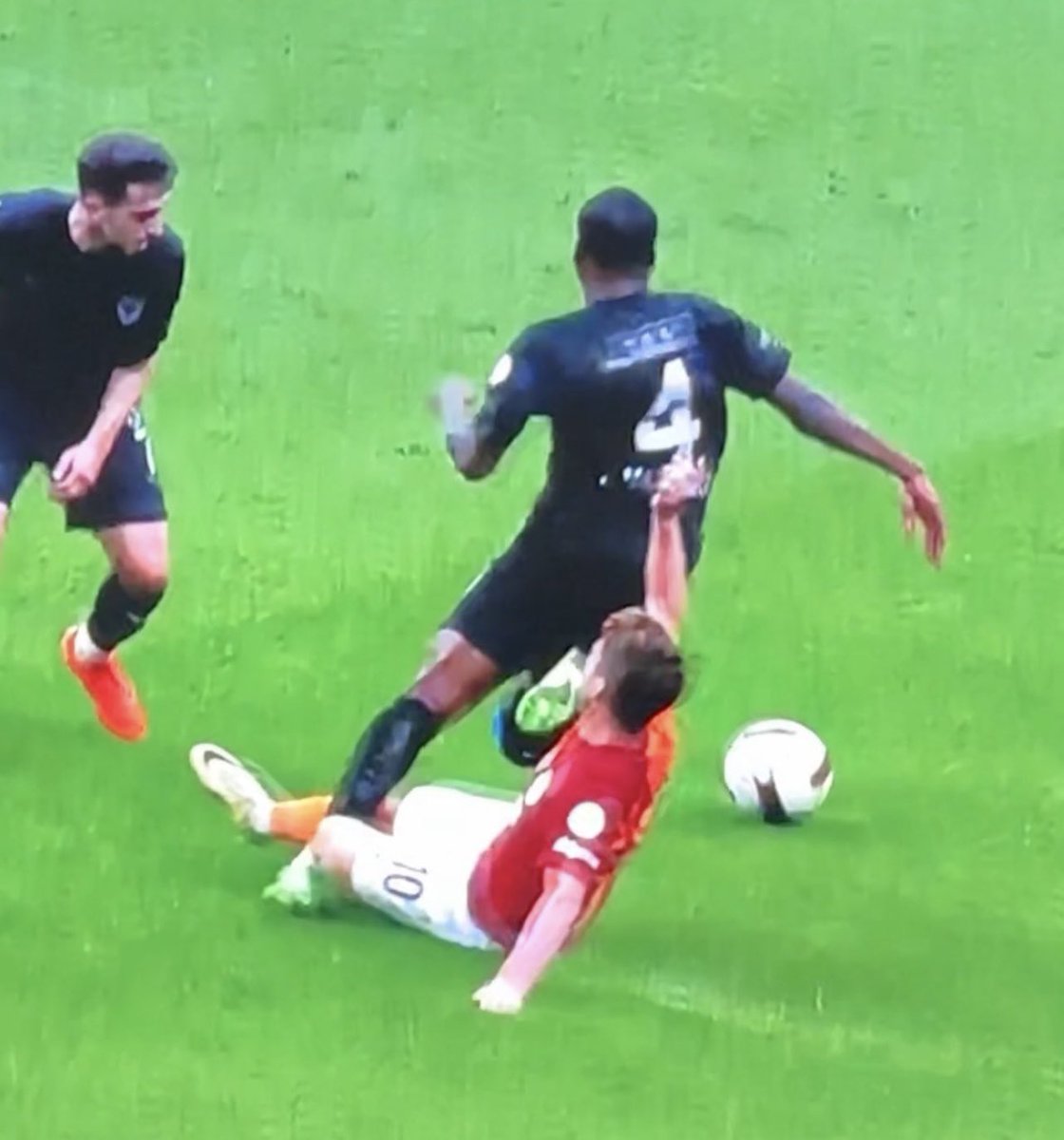 RAMS PARK’ta KIYIM VAR !!

“Galatasaray’a Kart Verme , Hatayspor’a VAR’a Gitme” Ardından Şerefli Şampiyon Galatasaray Diye Övün ! Bu Şehrin İlk Kaderine Teslim Edilişi Değil Ama Artık Son Bulmalı Birileri Sesini Çıkarmalı . HATAYSPOR SAHİPSİZ DEĞİLDİR !

#GSvHTY
#ultrasHatay