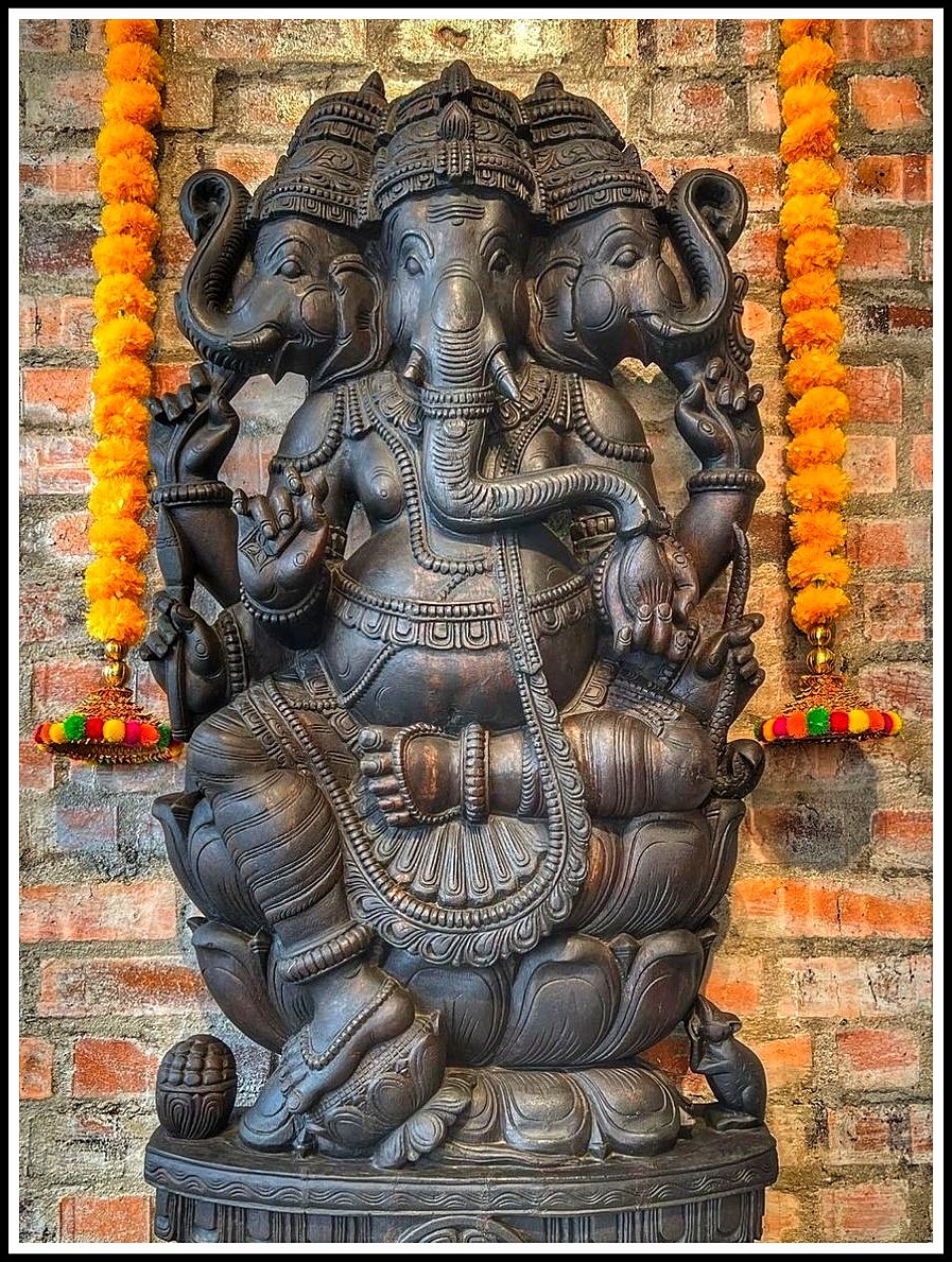 मूषक की करते हैं बप्पा सवारी
    भक्तों ने आपकी आरती उतारी
बुद्धि के दाता हैं आप ही स्वामी
    तर जाते सभी मूरख खल कामी
अन्तस हमारा कर दो प्रकाशित
     छवि आपकी है उर में सुवासित
अहम हमारा है आप को अर्पित
      लोभ मद मोह सब ही समर्पित
🪷 "गणेश" जी के दुर्लभ दिव्य दर्शन 🪷