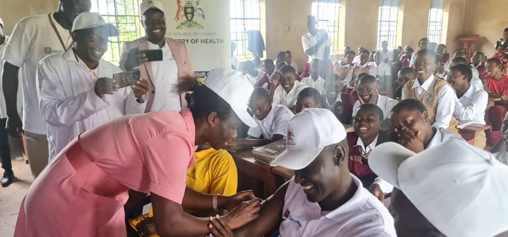 Today, I spearheaded the launch of Yellow Fever Mass Vaccination in @kiruhuralg at Kashwa Secondary school. As we know it is a viral infection that we need to fight. I request us all to support. I later engaged with students. @MinofHealthUG @DianaAtwine @JaneRuth_Aceng