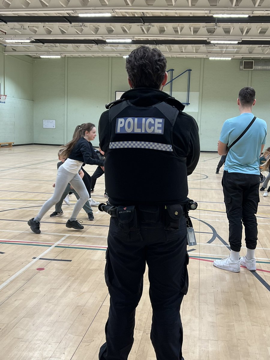 It was great to have PC Maughan from @PSOSEastLothian down at Sports Club to meet our children and young people #PartnershipWorking 

#HealthyHappyCommunities