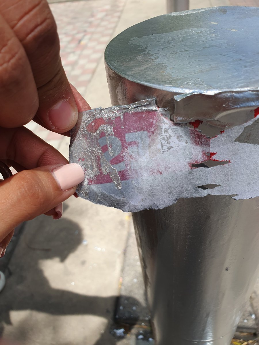 En Chapultepec repintaron los bolardos con pintura de aceite, tapando una vez más las fichas de búsqueda de colectivos en busca de sus seres queridos.

El cochinero que hicieron.