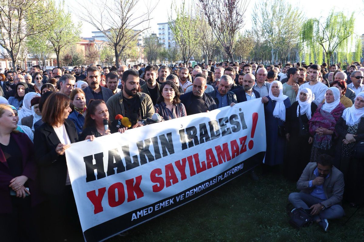 Wan halkının oylarının büyük bir çoğunluğunu alarak belediye eş başkanı olarak seçilen Abdullah Zeydan'ın yargı darbesine maruz kalarak Wan halkının iradesini gasp eden hukuk dışı karara karşı tepkimizi dile getirmek amacıyla Rojava Parkında basın açıklaması gerçekleştirdik