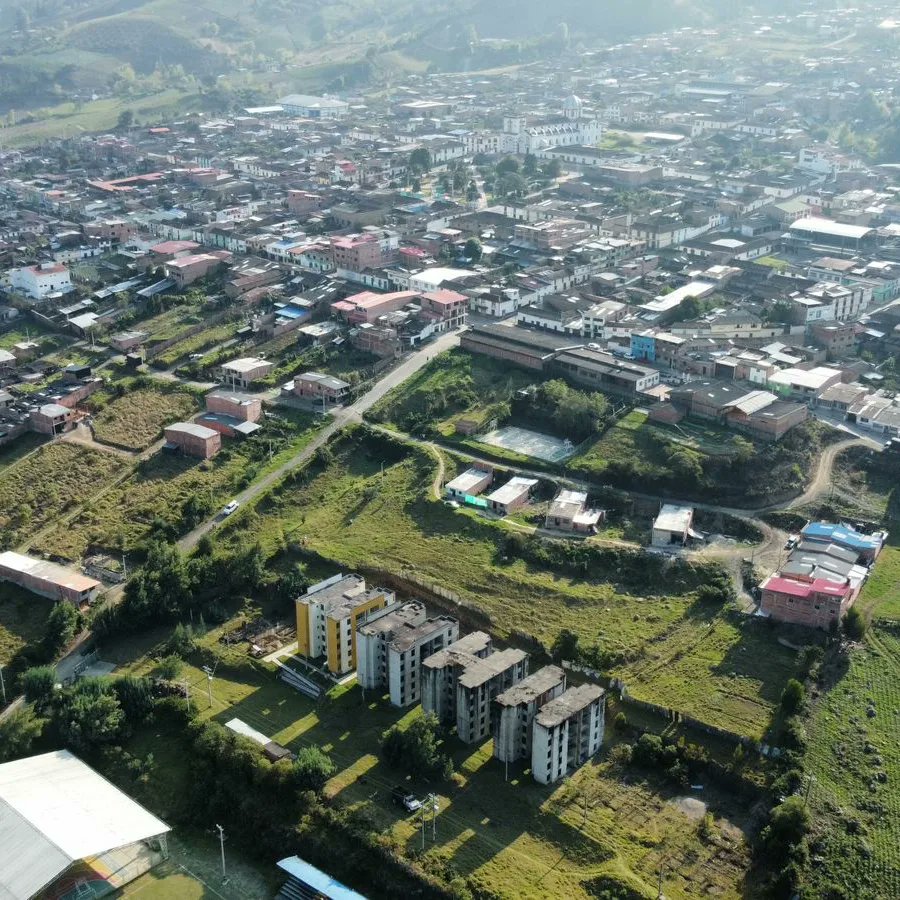 Hace 11 años, cuando @German_Vargas era @Minvivienda, puso 1er ladrillo de proyecto VIS en N d Santander. Una década después, 140 familias beneficiarias solo han recibido anuncios periódicos de supuestas reanudaciones, mientras su ilusión de un hogar digno se pierde en el olvido.