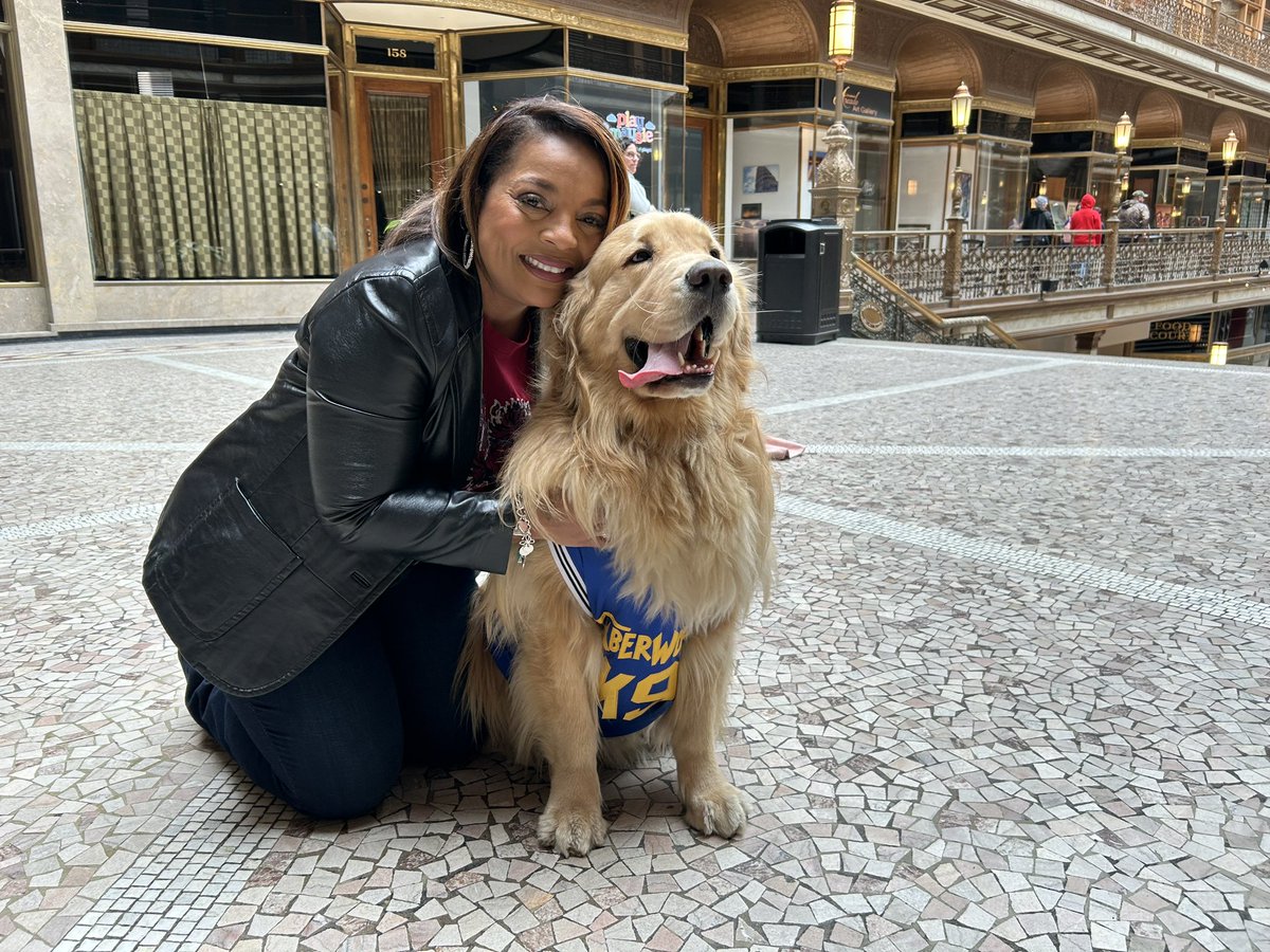 We already making new friends & recruiting new FAMS in Cleveland 🥰.   Ike was on his way to get 🍕 and stopped to say #GoGamecocks!  🐾 🙏🏽♥️🖤🎉