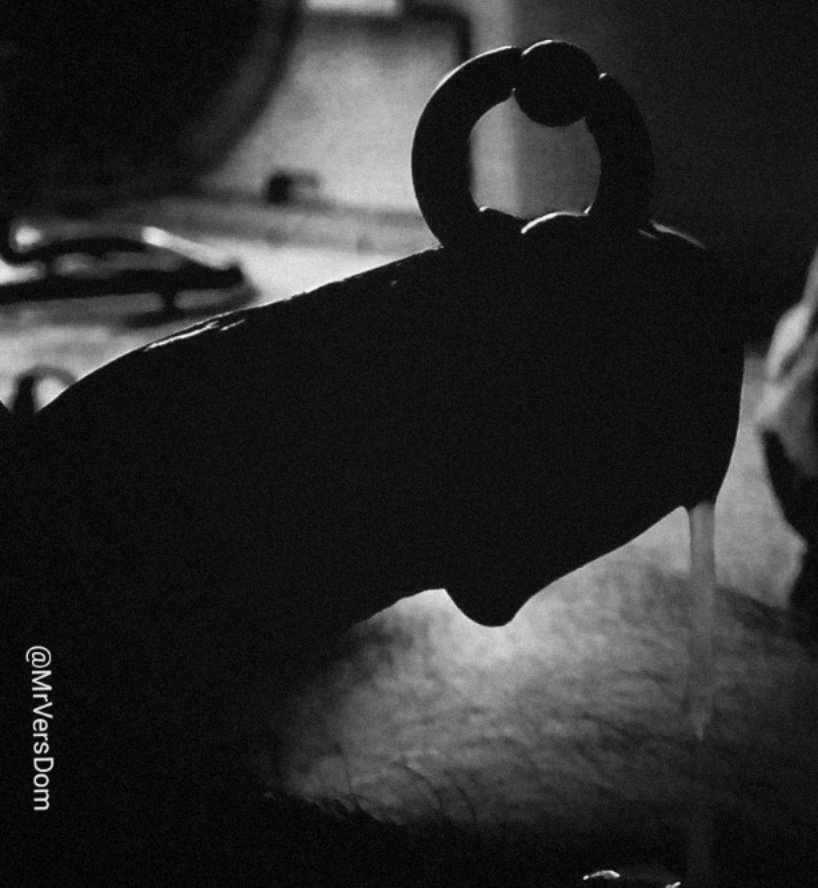 MrVersDom's tweet image. Mi esencia ardiente escurre, una promesa de placer y sumisión para aquellos que se rinden a mi dominio. ¿Te atreves a sentir su calor y entregarte por completo? #BDSM #GayDom #Placer