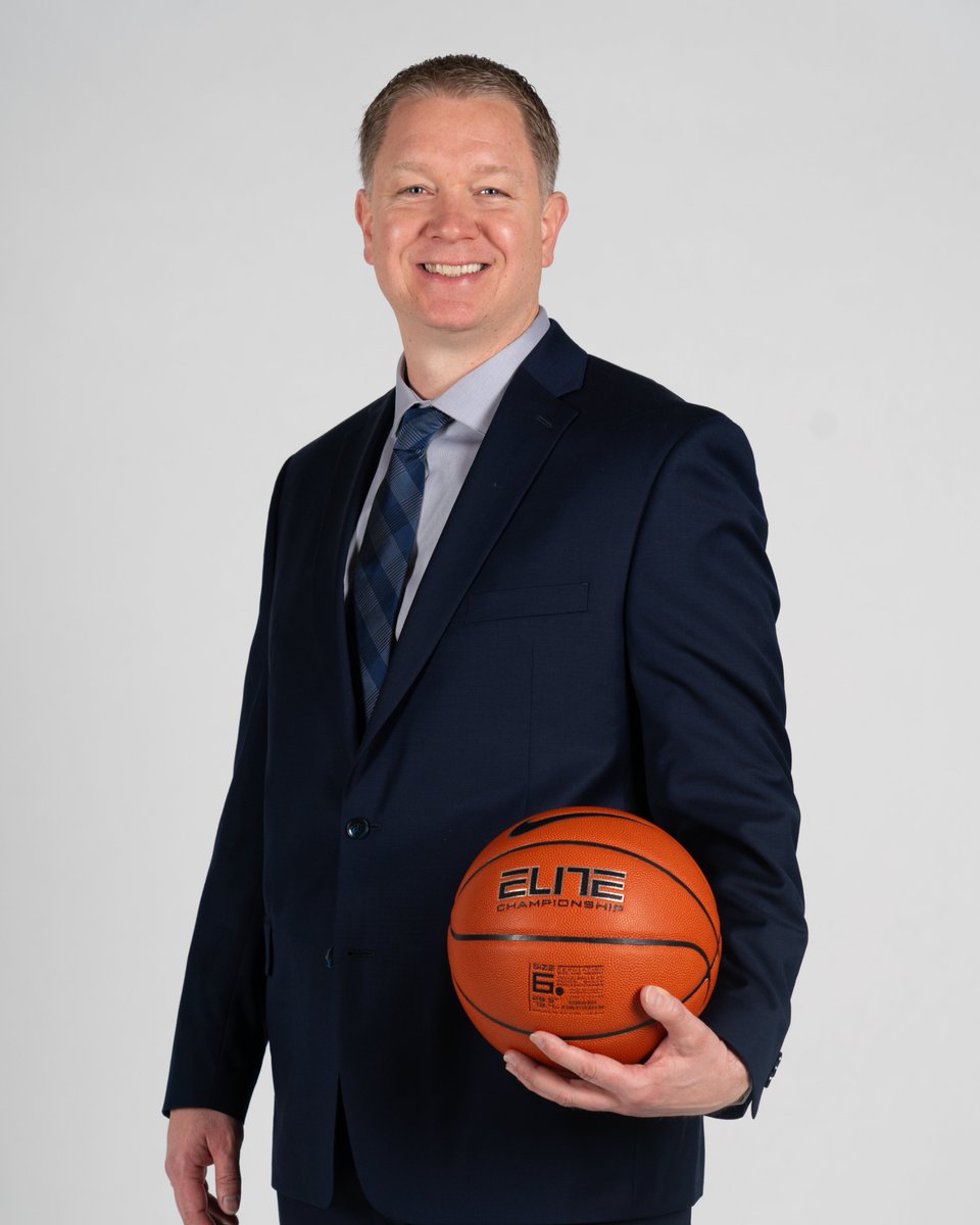 USUBasketball's tweet photo. Welcome HOME @USUCoachCalhoun!

#AggiesAllTheWay https://t.co/RQQacjxXzG