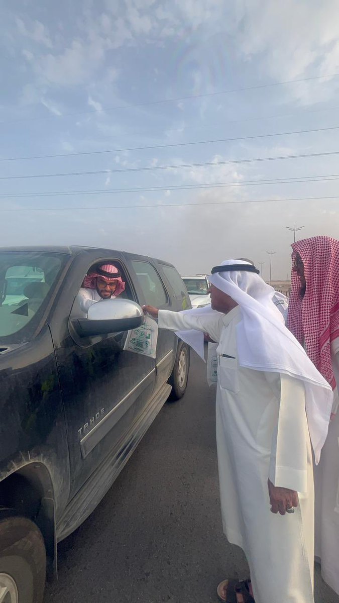 SharqiyaOyun's tweet photo. جهود المتطوعين وشركاء النجاح تسجل تميز في مبادرة #أفطر_معنا لمرتادي طريق الأحساء الدمام https://t.co/9eQfzpfIU1