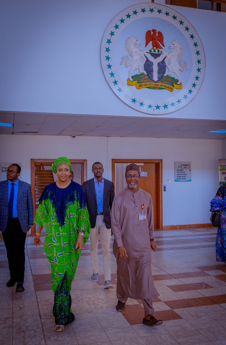 Special Adviser @hadizabalausman has this afternoon received on courtesy visit the Honourable Minister of Environment @FMEnvng, Malam Balarabe Abbas Lawal @BalarabeAbbas_.