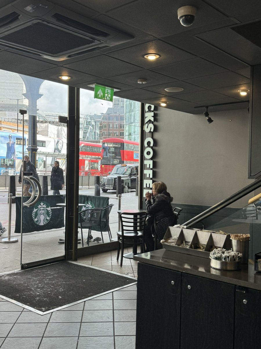 mi abuela siempre melancólica en todos los starbucks del mundo