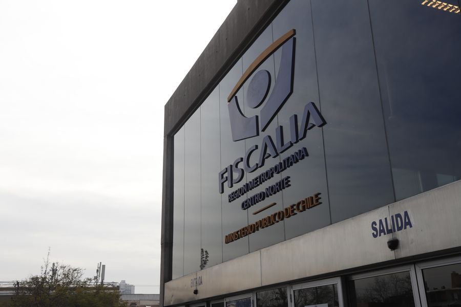 latercera's tweet photo. Detectives de la PDI imputados por disparar a padre e hijo en Colina quedan en prisión preventiva https://t.co/gvpsKuialq https://t.co/kdf3KBQAoZ