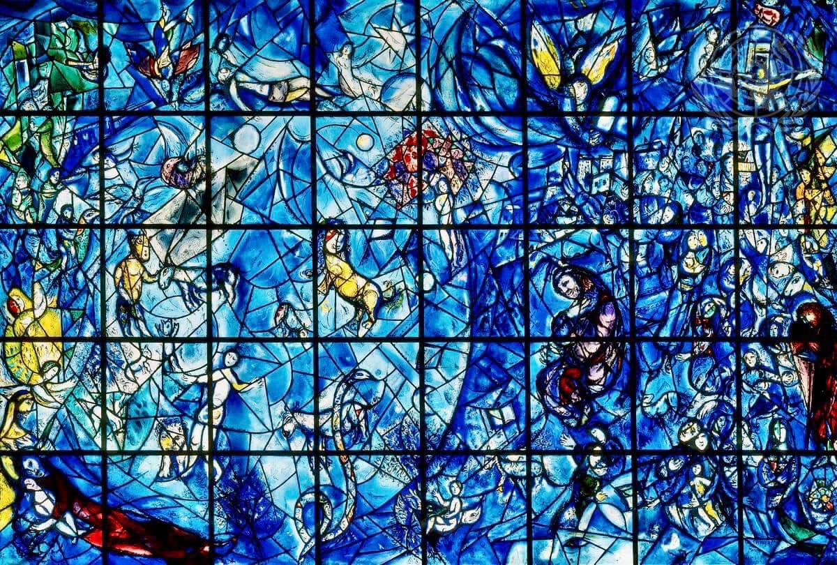 Marc Chagall’s Stained Glass Windows at #UNHQ in #NYC. This artwork is a memorial to Dag Hammarskjöld, second Secretary-General of the @UN 🇺🇳, and the fifteen others who lost their lives in a plane crash in #Ndola (#Zambia 🇿🇲) in central #Africa while on a #peace mission in 1961.