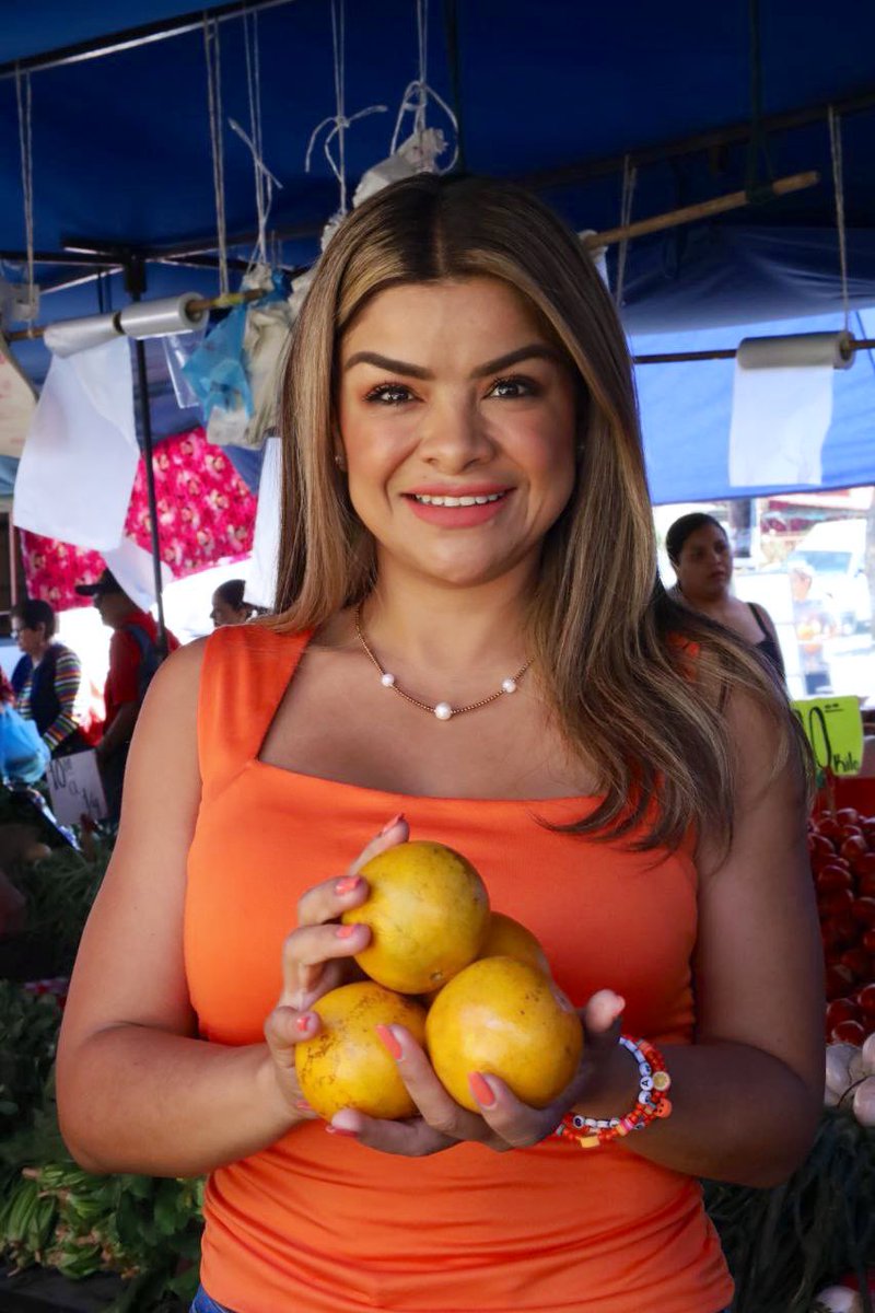 GabyCardenas's tweet photo. Fui al tianguis de Santa Margarita a pensar cosas y… recibí montones de cariño!!! 🥰🧡🫶

Llevamos más de 10 años recorriendo las calles, tianguis, comercios, visitando casas y colonias del distrito 6 en Zapopan🤗🤗. 

Tenemos muchas amigas y amigos y diario hacemos uno nuevo y nos llevamos una misión siempre que es ayudar, trabajar y lograr porque #MiTrabajoEsGarantía🤜🤛🫡🧡🧡🧡

#aOtroNivel #SiempreJalisco #SiempreMejores