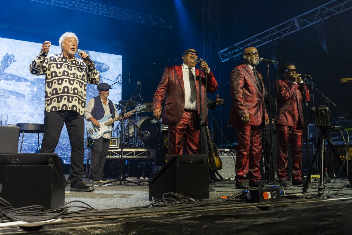 What a thrill to be joined onstage @BluesfestByron with the wonderful voices of @blindboys !