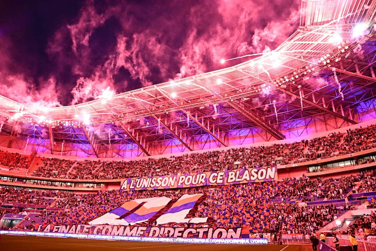 lnstantFoot's tweet photo. Les tifos incroyables dressés au Groupama Stadium à l'occasion de la demi-finale de Coupe de France entre l'OL et Valenciennes. 🔥🔴🔵

Quelle ambiance ! 😻 https://t.co/Xlhdr4N2Gl