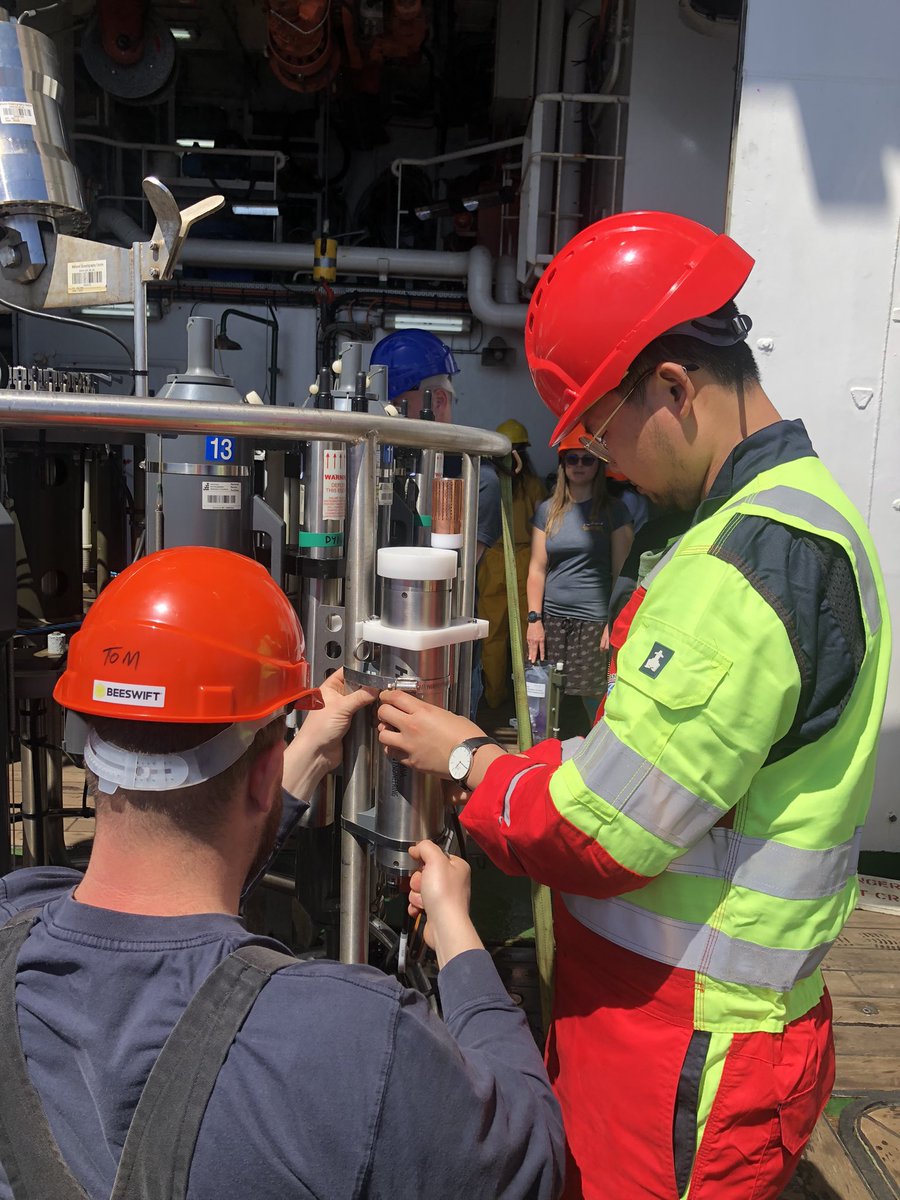 The full team of scientists, students, technicians and crew are preparing the final CTD (instruments measuring conductivity, temperature, depth) for a 3500m dip in the eastern boundary of the North Atlantic 🌊

#DY174 #RAPID20 <a href="/RAPID_AMOC/">RAPID</a>