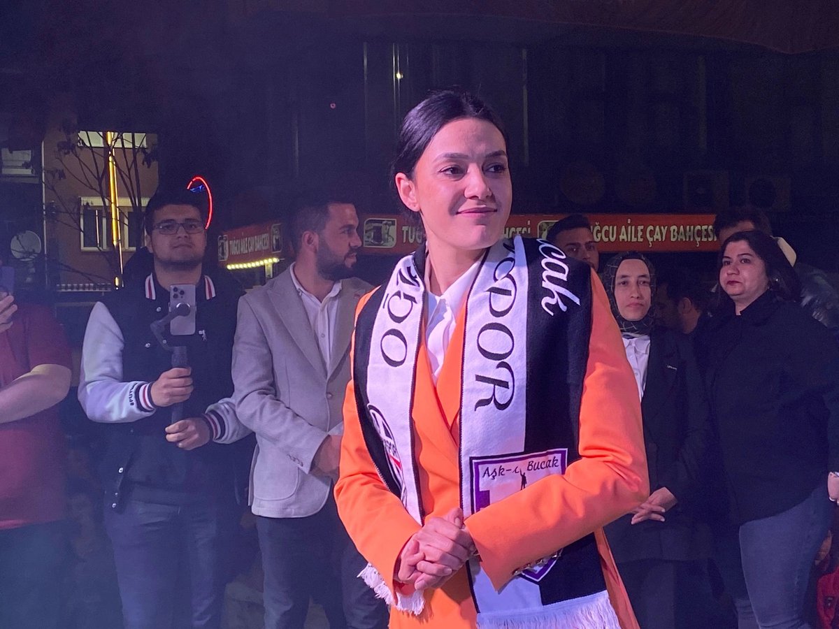 Hülya Gümüş tarih yazdı! Burdur'un Bucak ilçesinde CHP’li Hülya Gümüş, Burdur'da seçilen ilk kadın belediye başkanı oldu.