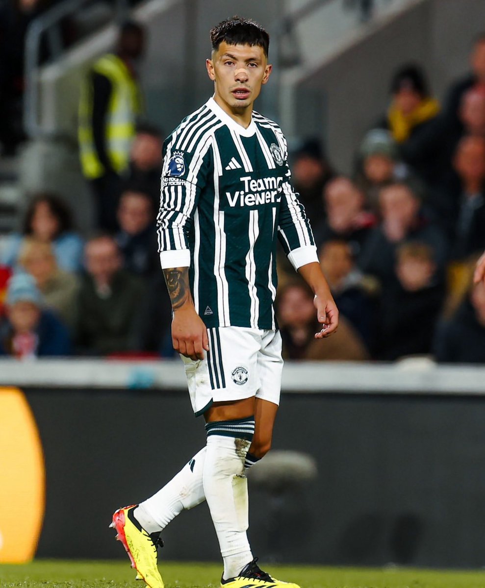 centredevils's tweet image. 🚨🚨| OFFICIAL: Lisandro Martinez and Victor Lindelof have both been ruled out for a month with muscle injuries.