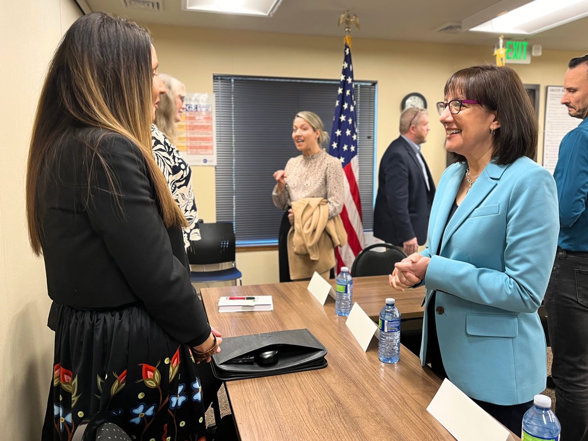 We started at the Yamhill County Community Based Health Center and Youth Services Facility. Deputy Coderre and I heard firsthand about the vital work they are doing to provide quality mental and physical health care for Oregonians, regardless of insurance status. (2/5)