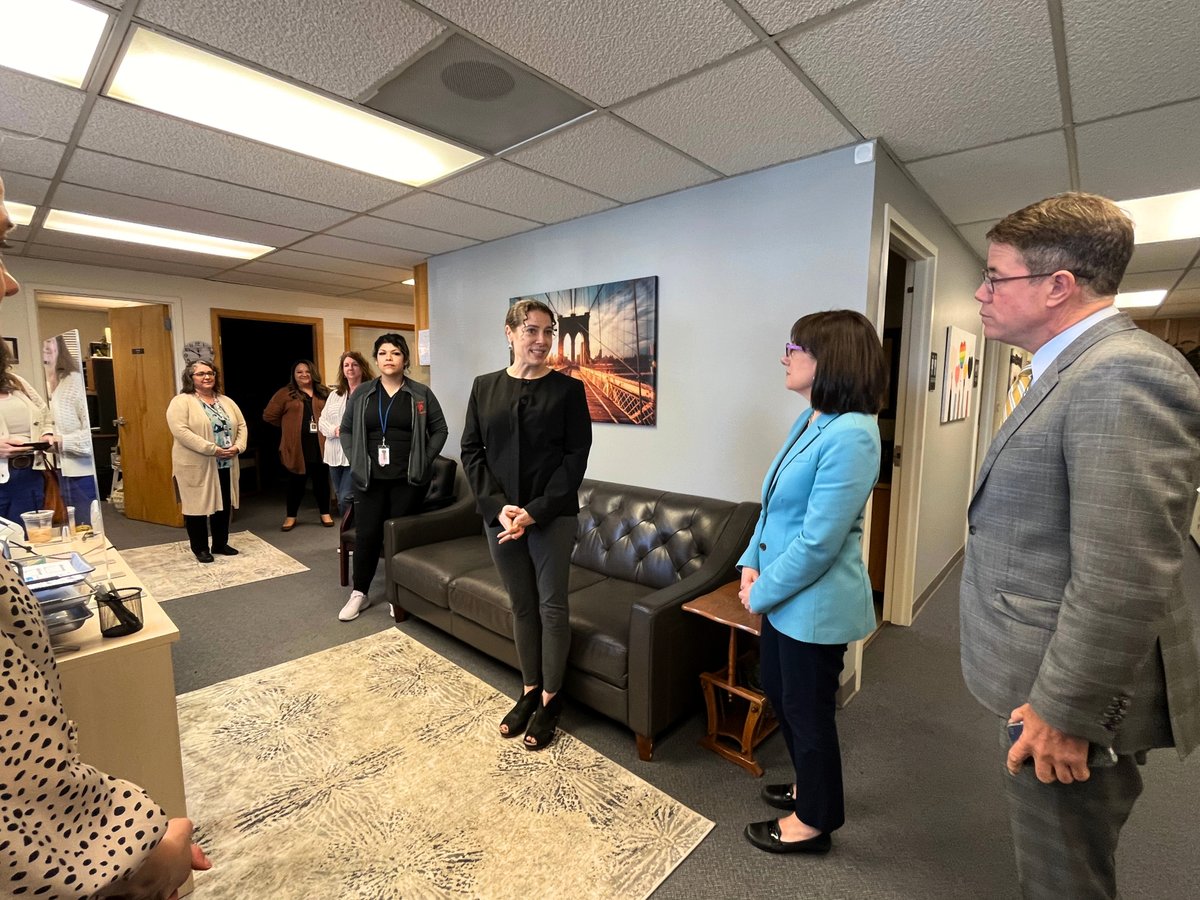 Community health centers like the ones we visited in #McMinnville are on the frontlines of the mental health and addiction crisis. We must provide them with more resources and support from our federal government if we hope to make progress. (4/5)