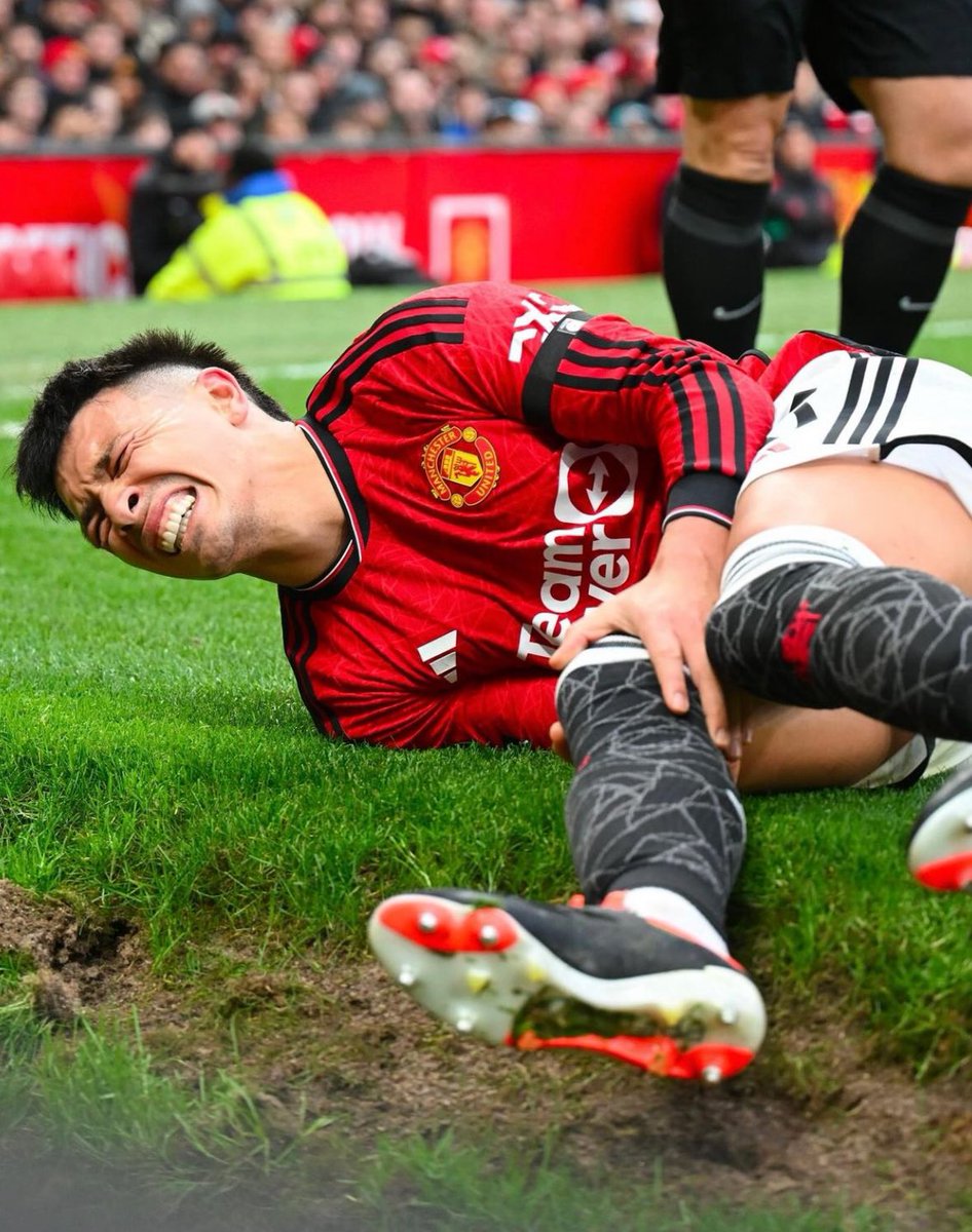 FabrizioRomano's tweet photo. 🚨🇦🇷 Lisandro Martínez’s new injury is a calf strain suffered in training, Man Utd confirms. https://t.co/R0yDEzA38P