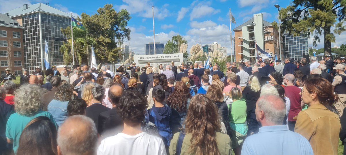 Alejandroati's tweet image. Acompañamos a nuestra Intendente @soledadmartinez en una nueva conmemoración y reconocimiento a nuestros héroes, caídos, veteranos de Malvinas y sus familias.