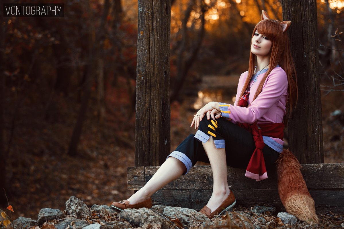 When did I bust out Holo? 2016??? Also, this is apparently my first time learning there is a new series 🤯 New photo of an old costume 💖 📷 By Vontog (IG) #SpiceandWolf