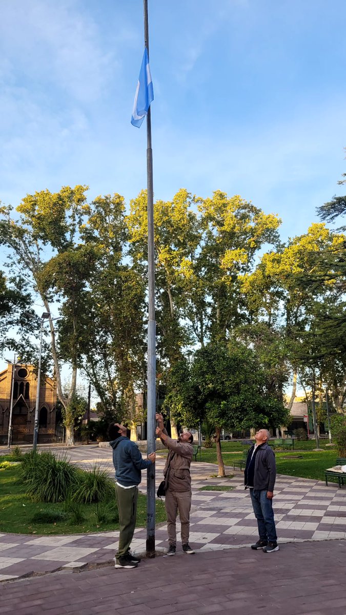 Esta mañana a las 08:00 hs izamos la bandera argentina en el mástil de la plaza de San José en homenaje a los héroes caídos en la guerra de Malvinas. Fue un momento muy emotivo con las palabras de Alberto Araujo, Veterano de Malvinas, doctor y vecino de San Jose.