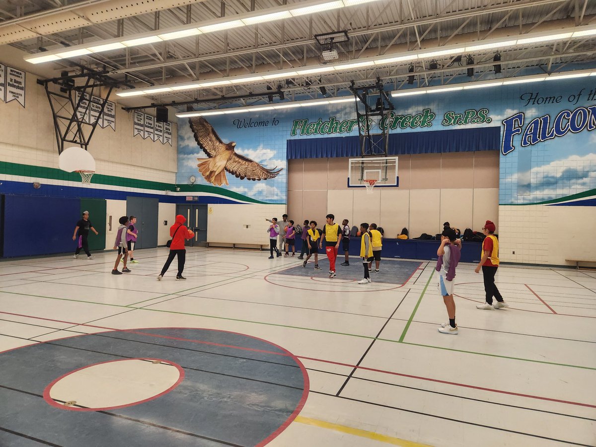 <a href="/FletchersSrPS/">Fletcher's Creek Sr. PS</a> Jr Baskteball teams practicing hard! Couldn't do it without these grade 8 leaders helping out 🙏