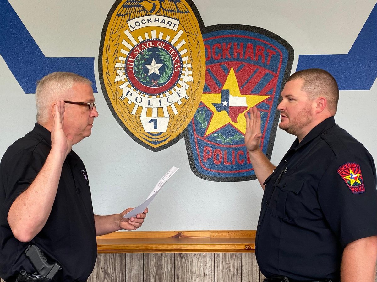LockhartPolice's tweet photo. Meet our newest Lockhart Police Officer, Ryan Monahan!😎

Earlier this week, the Police Chief administered the Oath of Office before Officer Monahan embarked on a weeks long and extensive Field Training Program.

Congratulations and welcome to LPD, Officer Monahan👮‍♂️ https://t.co/bOOGplwqvE