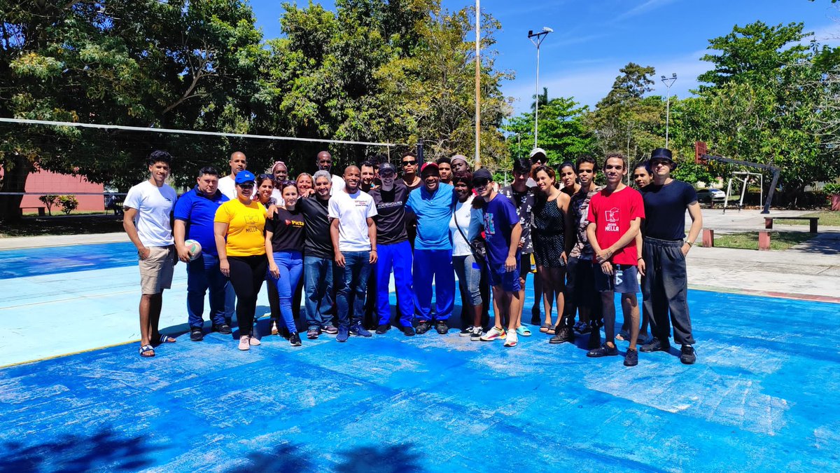 🏐 Efectuado en la jornada deportiva de #hoy, por el 62 Aniversario de la @UJCdeCuba, juego de voleibol 🤾‍♀️ entre un equipo de la FEU-UJC y el Consejo Universitario, que resultó ganador 🏆con 2️⃣sets a su favor. 🎉#CreaTuFelicidad #XIICongreso @raydelmp @BasultoRamirez