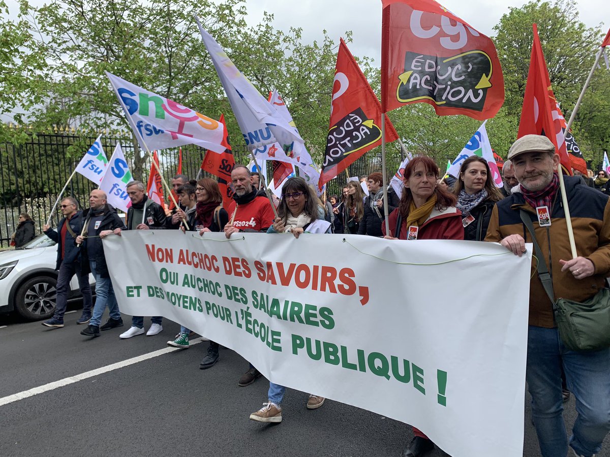 🇫🇷 Manifestations tenues à l'appel de plusieurs syndicats professionnels dans plusieurs villes de France ce Mardi matin. Professeur·es et parents uni·es contre le #ChocDesSavoirs et pour un #ChocDesMoyens dans l’Éducation nationale. Les manifestants contestent la suppression des