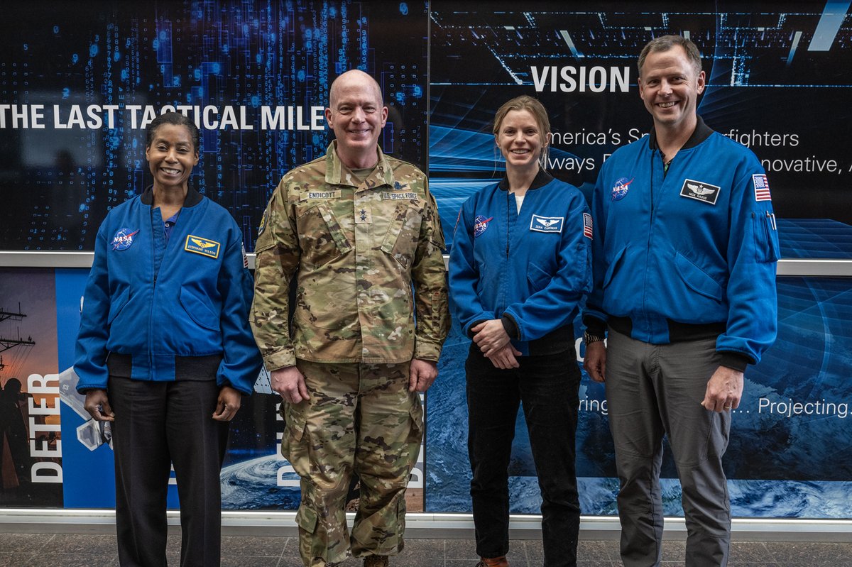 Maj. Gen. Troy Endicott, #USSPACECOM director of Global Space Operations welcomed @AstroHague @Astro_Stephanie & @zenanaut to USSPACECOM's HQ ahead of their expected launch to @Space_Station in August. USSPACECOM proudly supports @NASA as DOD’s Human Space Flight Support Manager.