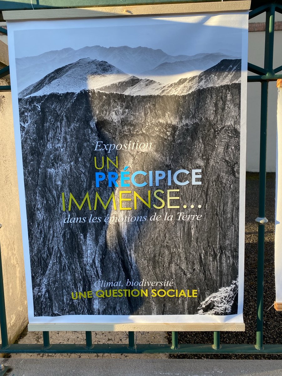 Prenant place en extérieur, l’expo « Regards croisés » permet de découvrir la solastalgie. CESCE engagé, enseignants motivés. 🙏 à M. Lavigne pour nous faire partager son œuvre et son projet. ⁦<a href="/DAACToulouse/">DAAC Toulouse</a>⁩ ⁦<a href="/DSDEN65/">IA-DASEN 65</a>⁩ ⁦<a href="/actoulouse/">Académie de Toulouse</a>⁩