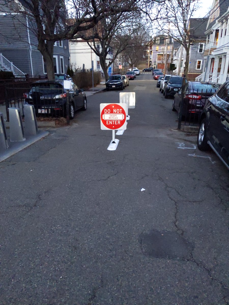 A little bit of good bike infrastructure news: A few weeks ago, @SomervilleInfr1 took out the Grove St.“no bikes” gate and replaced it with flex posts! This gives cyclists heading north (or to the western side of the Community Path) a safer alternative to Highland Ave.... (1/3)