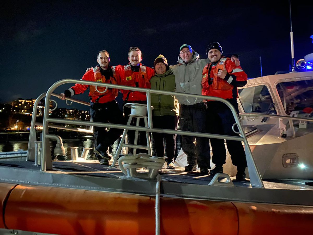 Due to the shoals around the island, a rapid deployment craft was used to transfer them from the island onto the station's 45-foot response boat and transported back to shore. There were no injuries reported. https://t.co/15YNaLaR6h