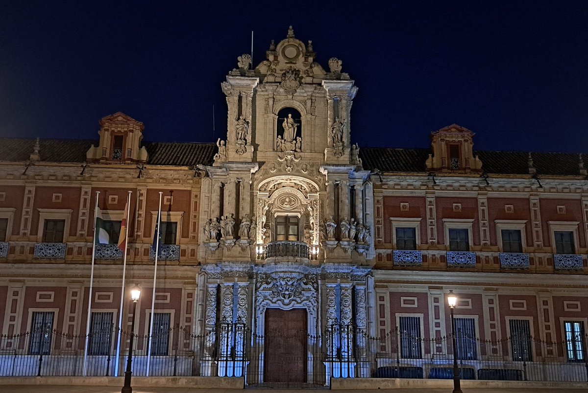 🔵 La fachada de la sede de la Junta de Andalucía se ilumina de azul como muestra de apoyo y solidaridad con las personas con autismo y sus familias, en el marco del #DíaMundialAutismo.
.
.
.
💙 #IluminaDeAzul
#AutismoCercaDeTi