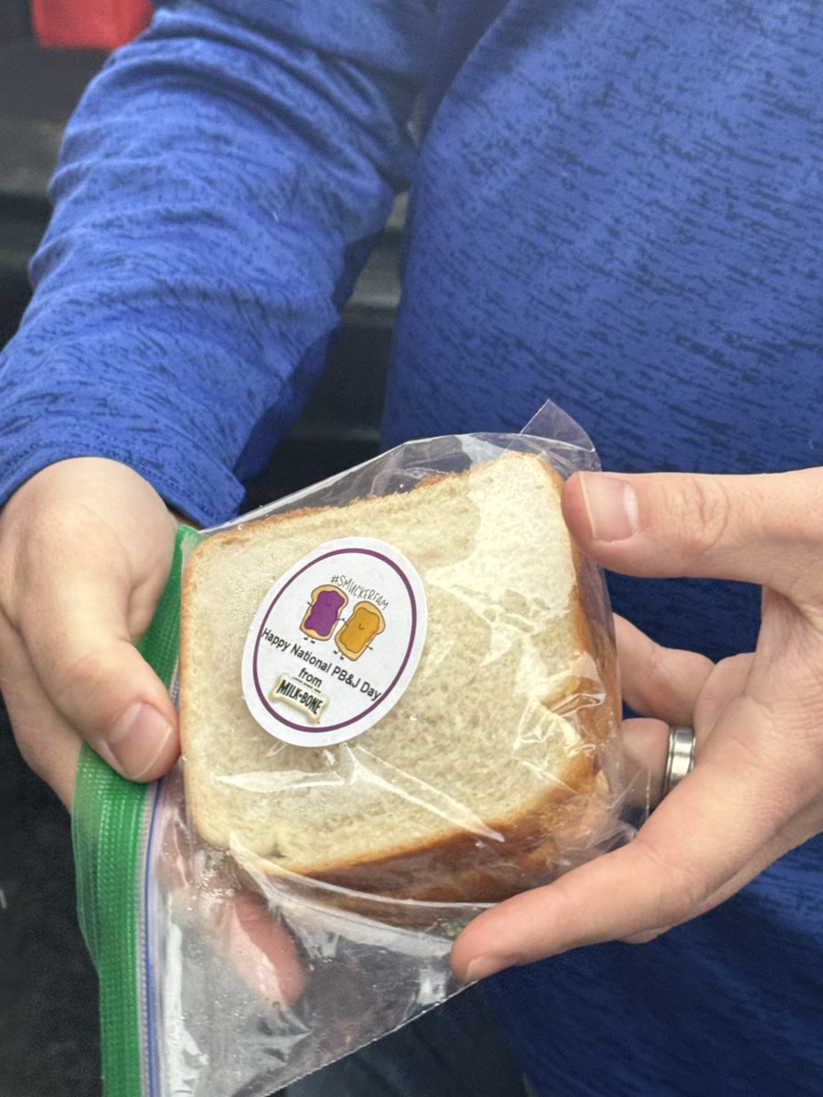 Our friends at the J.M. Smucker Company donated 600 PB&J sandwiches to our partner, Response to Love Food Pantry, in honor of #PeanutButterAndJellyDay!