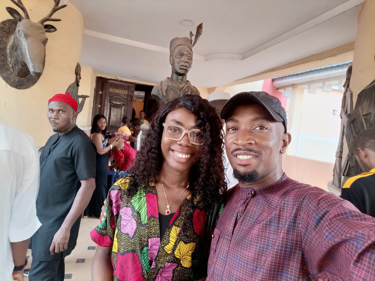 At Nnewi Museum yesterday with Nwada Ọzọemena Chinonye, a member of Onitsha Creative Industry and Ọba ji creatives. But wait, why was @ozii_baba eyeing us from the background?