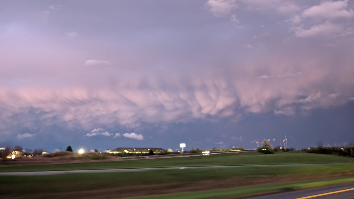 wxcentralohio's tweet photo. Mammatus clouds on the backside of the line of storms that just moved though Columbus, OH #ohwx https://t.co/GqAYYXZGeo