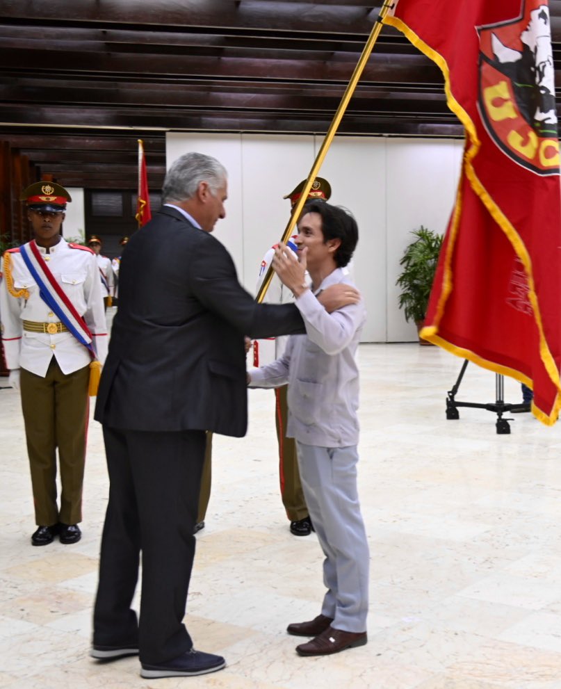 🇨🇺| A pocas horas de celebrarse el 4 de abril, aniversario 62 de la UJC y 63 de la OPJM,  y en ocasión del #12Congreso
de la organización juvenil, se realizó el Acto Solemne de entrega de condecoraciones estatales a jóvenes con méritos sobresalientes. 

🧵